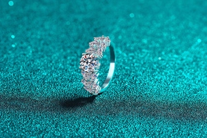 Bague en argent S925 avec moissanite de 1ct et détails de pierres latérales florales
