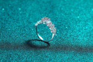 Vue macro d'une bague en moissanite 1 carat avec éclat radieux et pierres latérales