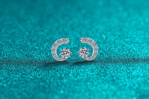 Vue macro détaillée de boucles d'oreilles croissants de lune en argent 925 et moissanite
