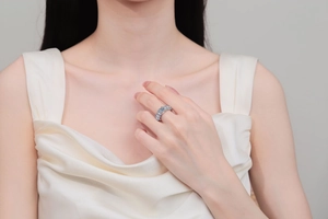 Détail d'une bague en argent S925 avec moissanites rondes bleu clair sur la main du mannequin