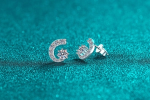 Vue macro de boucles d'oreilles lune en argent S925 avec pavé de pierres moissanite