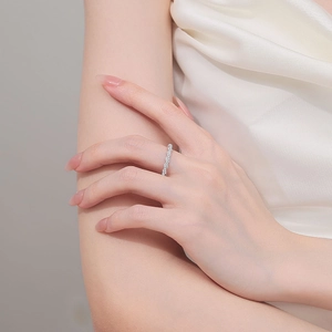 Bague éternité élégante en argent 925 et moissanite avec anneau torsadé sur main femme