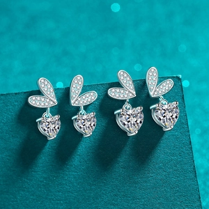 Eleganti orecchini a cuore in argento 925 con moissanite e design a farfalla