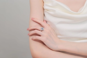 Detailed close-up of a S925 silver moissanite ring featuring a flower cluster setting