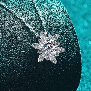 Elegant S925 sterling silver snowflake pendant necklace with sparkling moissanite stone