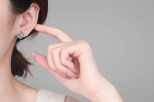 Détail de la boucle d'oreille croissant de lune en argent S925 avec moissanite brillante