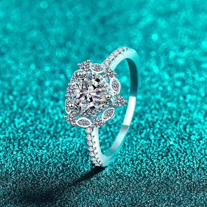 Funkelnder S925 Sterlingsilber Ring mit Herz-Moissanit, Halo-Fassung und seitlichen Steinen