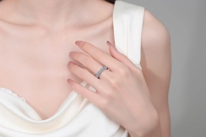 Close-up of S925 silver ring with alternating blue and white moissanite on finger