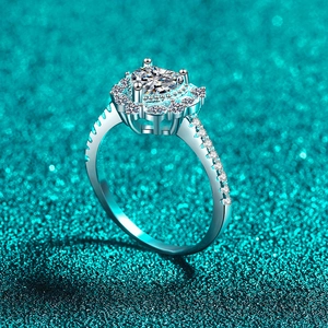 S925 Sterling Silber Moissanit Ring in Herzform mit Halo und Pavé-Besatz Design