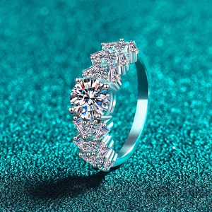 Bague luxueuse en argent 925 et moissanite avec pierre centrale brillante et accents