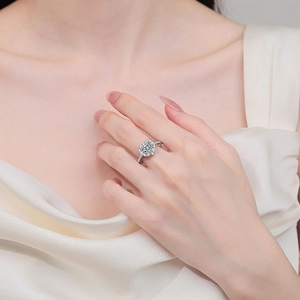 Eleganter S925 Sterling Silber Ring mit Moissanit im Kissenschliff am Finger