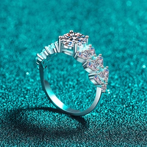 Bague moissanite en argent sterling S925 avec pierres rectangulaires sur fond sarcelle