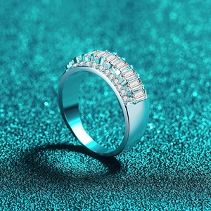 Elegant S925 sterling silver ring with double row emerald and round cut moissanite