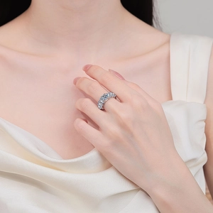 Élégante bague éternité en argent S925 et moissanite portée au doigt pour un cadeau