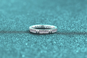 Macro shot of S925 sterling silver ring with moissanite bamboo-style pave setting