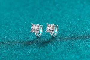 Vue détaillée des boucles d'oreilles moissanite carrées en argent 925 avec serti à quatre griffes