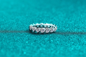Vue macro de la bague en argent S925 avec moissanite et texture de corde torsadée