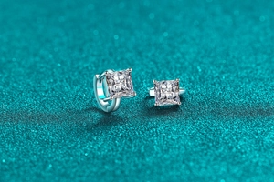 Détail macro de boucles d'oreilles carrées en moissanite argentée avec serti à griffes