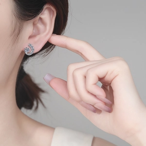 Élégantes boucles d'oreilles lune en argent 925 et moissanite portées par un mannequin