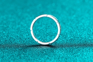 Detail of S925 silver Moissanite ring with geometric link design and side pave setting
