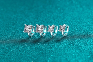 Vue macro détaillée de boucles d'oreilles créoles carrées en argent S925 et moissanite