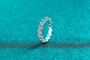 Détail macro d'une bague en argent 925 avec anneau torsadé et pierres moissanite
