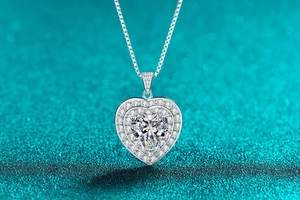 Détail du pendentif cœur en moissanite avec double halo serti de cristaux sur argent 925