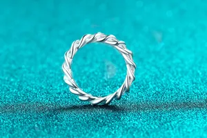 Vue détaillée d'une bague torsadée en argent 925 avec pavé de moissanite scintillant