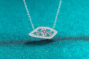 Vue macro du pendentif œil de démon en argent S925 avec accents en moissanite