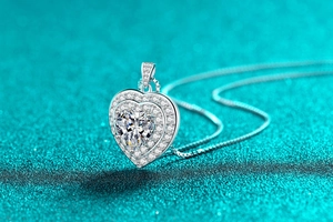 Vue rapprochée du pendentif cœur en argent S925 avec double halo en moissanite