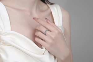 Vue détaillée d'une bague femme en argent S925 sertie de pierres moissanites brillantes