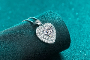 Vue macro du pendentif cœur en argent S925 avec moissanite et double sertissage halo