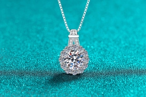 Gros plan du pendentif tournesol en argent S925 avec moissanite scintillante et halo de diamants