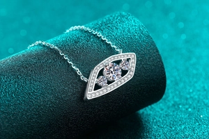 Vue macro du pendentif mauvais œil en argent S925 serti de pierres de moissanite