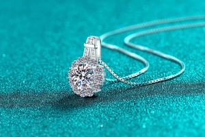 Macro de pendentif collier tournesol en argent avec pierre centrale et design auréole