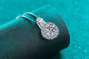 Gros plan du pendentif tournesol en argent s925 avec moissanite et diamants étincelants