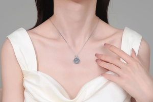 Détail du collier fleur de soleil en argent S925 avec moissanite scintillante sur modèle
