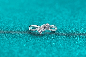 Detail shot of S925 silver infinity ring featuring triple moissanite stones and twisted band