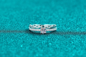Detail of S925 silver chain ring featuring double layer design and sparkling moissanite stone
