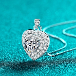 Luxueux collier coeur en argent 925 avec pierres de moissanite sur fond bleu-vert