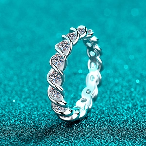 Bague en argent sterling S925 avec moissanite et design torsadé serti de pierres pavées