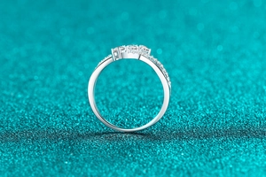 Macro side view of S925 sterling silver ring with pavé moissanite on green glitter