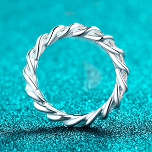 Bague torsadée en argent S925 avec moissanite et pavé de diamants sur fond bleu