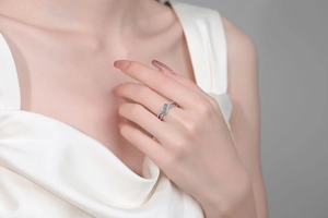 Close-up of S925 sterling silver moissanite ring with interlaced double-layer bands on hand