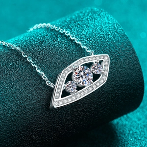 Pendentif œil porte-bonheur en argent S925 avec moissanite étincelante en vue macro