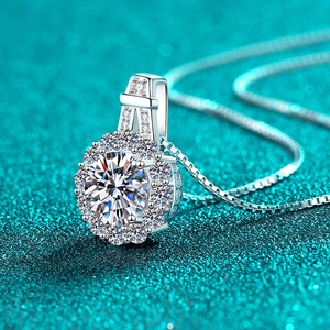 Pendentif tournesol classique en argent 925 avec sertissage halo en moissanite