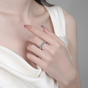Bague en argent massif S925 sertie de moissanites au design ondulé porté par un mannequin