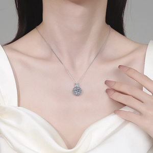 Collier élégant en argent S925 avec pendentif tournesol en moissanite et halo brillant