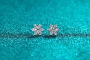 Vista macro degli orecchini a lobo a stella in argento S925 con pietre di moissanite