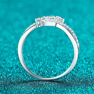 S925 sterling silver moissanite ring featuring a double-layer design with shiny main stones